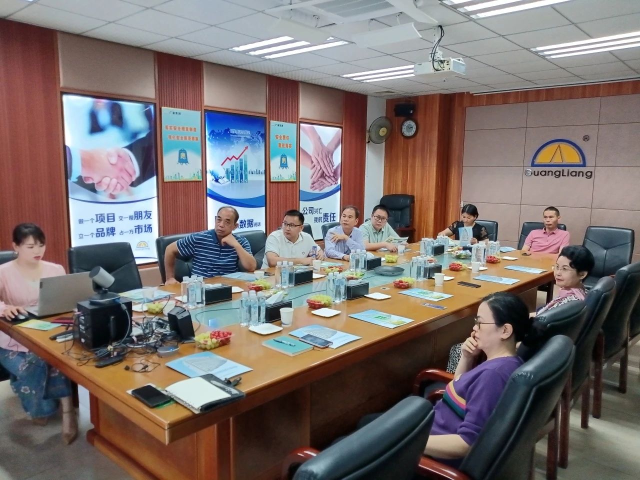 高州市根子镇政府党委及商会向导一行莅临万利国际官网集团交流座谈同营生长