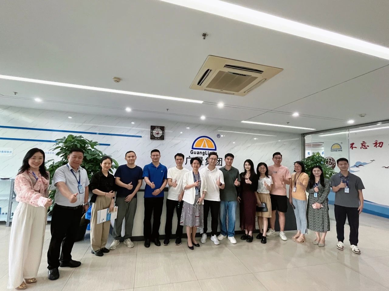 东莞南城都会更新中心携企业考察团莅临万利国际官网集团旅行交流