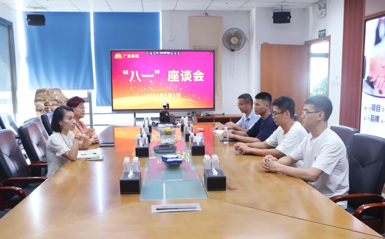 致敬军旅荣光，，，，，，，，共庆“八一”佳节